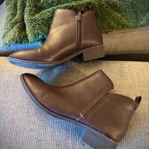 WOMEN’S BROWN BOOTIES SIZE 7.5